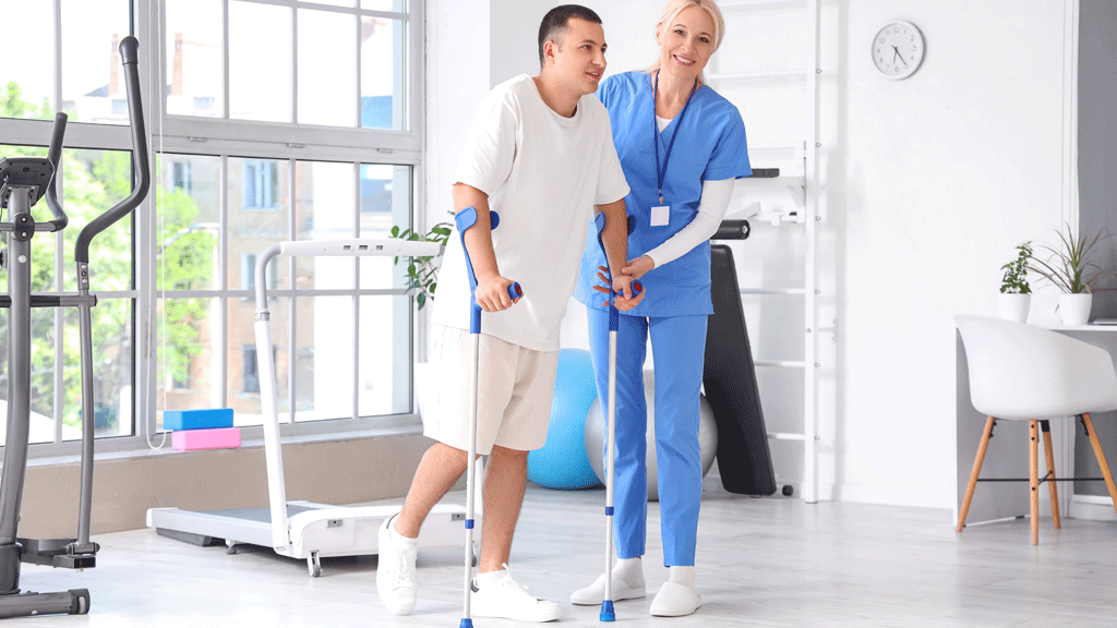 Patiente en récupération marchant avec une chaussure post-opératoire dans un intérieur lumineux